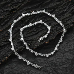 Détail du collier tennis argenté avec pierres de zircone en forme de cœur et ovale