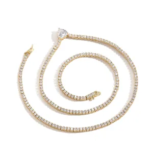 Détail du collier tennis doré avec pendentif cœur et pierres en zircone cubique