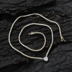 Gros plan sur le collier tennis avec pendentif cœur doré et zircone cubique brillant
