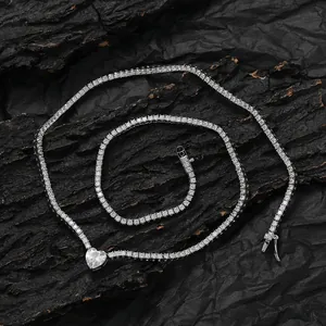 Vue détaillée du collier tennis avec pendentif cœur en zircon sur fond noir texturé