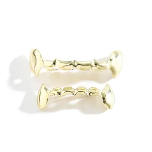 Detail van glanzende gouden hiphop vampiertanden grillz set met gepolijste spiegelafwerking