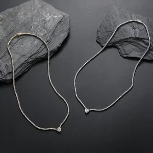 Colliers tennis avec pendentif cœur en or et argent sur fond de pierres naturelles
