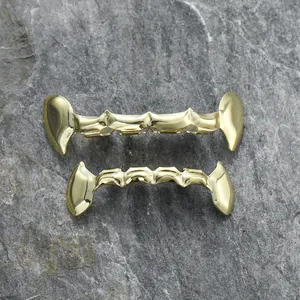 Hip hop vergulde gladde grillz set met gepolijste spiegelafwerking op natuurstenen achtergrond