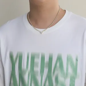 Collier tennis avec pendentif en forme de cœur serti de pierres porté par un mannequin