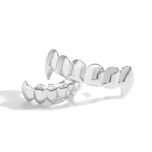 Primo piano dei grillz denti da vampiro hip hop argento con finitura a specchio