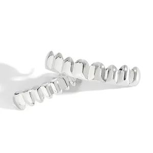 Gepolijste zilveren hiphop-grillz met acht tanden ontwerp op een witte achtergrond