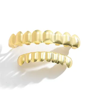 Detail van glanzende gouden hiphop grillz-set met acht tanden voor boven- en onderkaak
