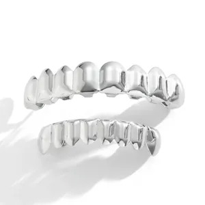 Macro-opname van zilveren hip-hop grillz met gepolijst metaal en spiegelreflectie