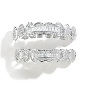 Gros plan de grillz hip hop avec placage en argent et micro-pavage de zircons cubiques