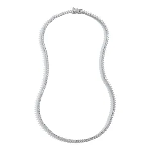 Détail macro d'un collier tennis argenté 2,5mm serti de zircons avec un fermoir sécurisé