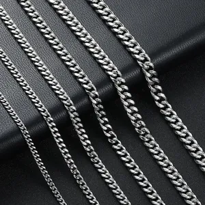 Vue détaillée de chaînes cubaines en acier poli de 4mm à 9mm sur cuir noir