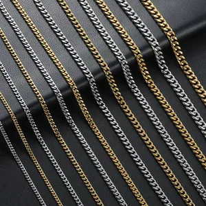Chaînes à maillons gourmette en acier poli or et argent sur cuir noir texturé