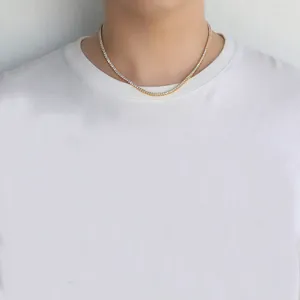 Gros plan sur un collier tennis 2,5 mm à 3 griffes avec oxydes de zirconium sur un mannequin