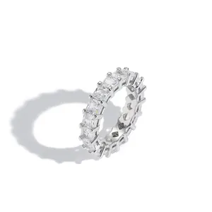 Dettaglio dell'anello eternity argentato con zirconi quadrati incastonati a quattro griffe