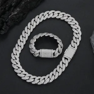 Makroaufnahme einer 20mm Silber-Kubakette mit Zirkonia-Inlay und sicherem Verschluss