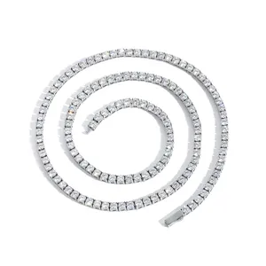 Nahaufnahme der 4mm Tennis-Kette aus Edelstahl mit Zirkonia-Steinen und Federverschluss