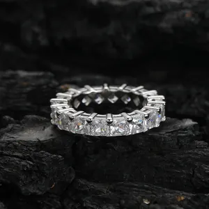 Anello hip hop da uomo con zirconi taglio princess incastonati in una fascia eternity
