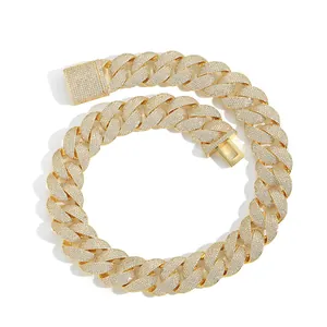Nahaufnahme der 24mm Gold-Cuban-Kette mit 6 Reihen handgefassten Zirkoniasteinen