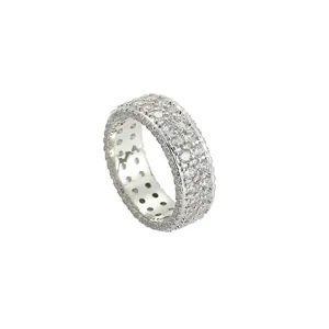 Dettaglio macro di anello hip hop da 7,5mm con zirconi scintillanti e micro pavé