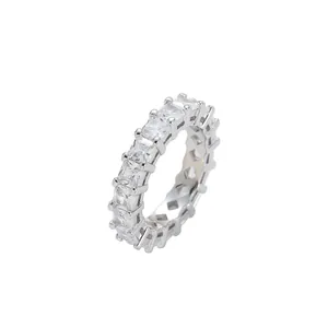 Anello eternity hip hop con zirconi cubici quadrati e montatura a pavé argento