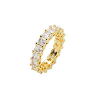 Dettaglio dell'anello eternity da uomo placcato oro con zirconi cubici a taglio quadrato