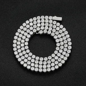 Detailansicht der 4mm Edelstahl-Tennis-Halskette mit glänzenden Zirkonia-Steinen