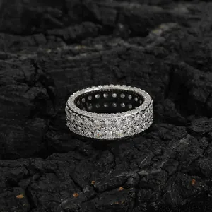 Dettaglio anello hip hop in argento con pavé multi-fila di pietre di zircone lucide