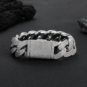 Makroaufnahme des 20mm Cuban-Armbands mit detaillierten Zirkonia-Steinen und Kastenverschluss
