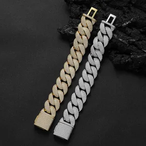 Detail von goldener und silberner Cuban-Kette mit 6 Reihen Zirkonia-Steinen im Hip-Hop-Stil