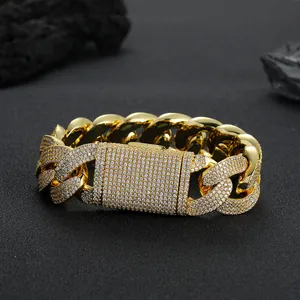 Detailansicht eines 20mm Gold-Panzerarmbands mit Zirkonia-Besatz und Kastenverschluss