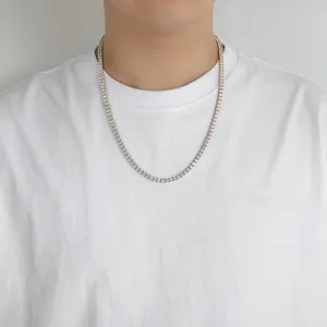 Klassische 4mm Edelstahl Tennis-Kette mit Zirkonia-Steinen an einem Männermodell
