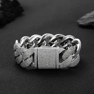 24mm silbernes Panzerarmband für Herren mit Zirkonia-Besatz auf schwarzem Hintergrund