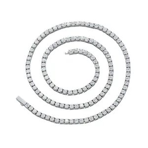 Makroansicht der 4mm Edelstahl Tennis-Halskette mit silbernem Kastenverschluss