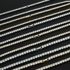 Collares de tenis clásicos con circonitas en oro y plata sobre un fondo negro elegante