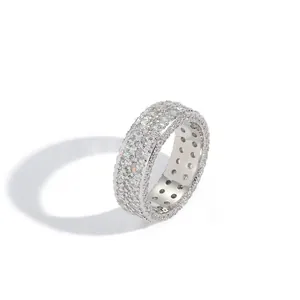 Dettaglio macro dell'anello eternity da uomo con file multiple di zirconi incastonati