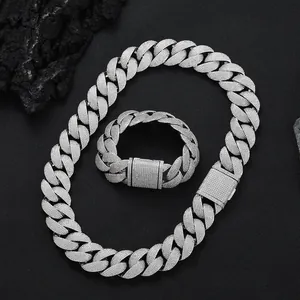 Nahaufnahme des Hip-Hop-Schmucksets mit 24mm eisgekühlter kubanischer Kette und Armband