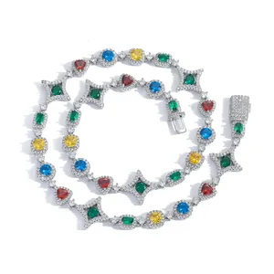 Vista macro della collana tennis con zirconi colorati, base argento e gemme a stella