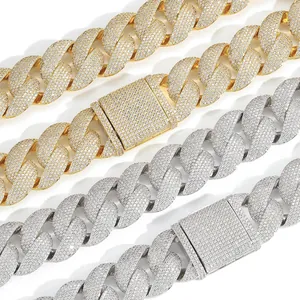 Nahaufnahme klobiger Gold- und Silber-Panzerketten mit schimmerndem Zirkon-Mikropavé-Besatz