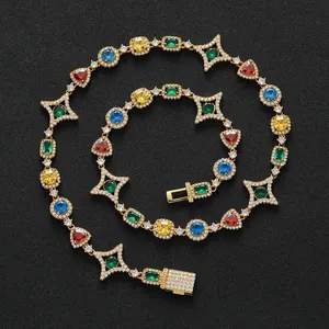 Collana tennis colorata con zirconi misti e montatura dorata in esposizione a spirale