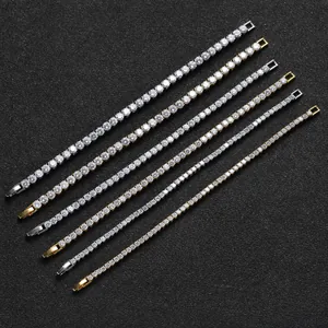Primer plano detallado de pulseras tennis de circón en oro y plata con cierres plegables