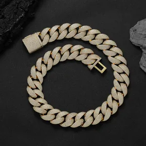 Makroaufnahme einer 24mm goldener Cubankette mit Zirkonia und quadratischem Verschluss