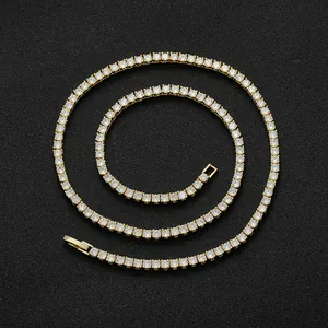 Detalle de cadena tennis dorada con circonitas brillantes y cierre plegable de seguridad