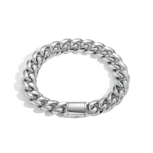 Detalle de una pulsera de cadena cubana de 12mm en acero pulido con cierre de caja plano