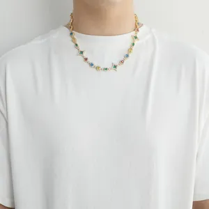 Dettaglio della collana tennis con zirconi colorati e stelle su base placcata oro