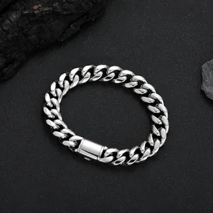 Vista macro de pulsera cubana de 12mm en acero inoxidable pulido sobre fondo de piedra