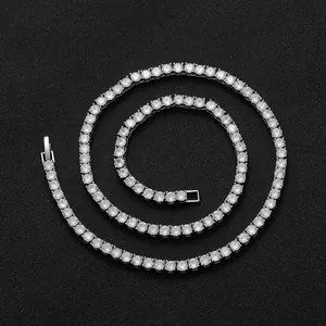 Vista detallada de una cadena tennis de plata con circonitas redondas engastadas en cuatro garras