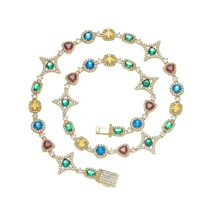 Dettaglio della collana tennis in zircone con gemme multicolori brillanti e rifinite