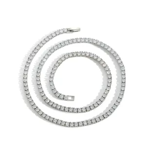 Detalle macro de un collar tennis de plata 925 con piedras de circón y cierre de seguridad