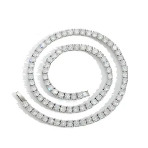 Detalle de una cadena tennis plateada con circonitas brillantes y un cierre de alta calidad