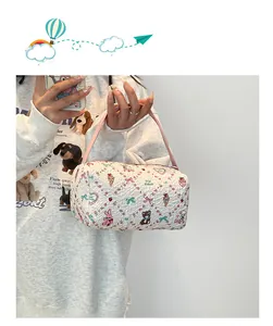 Vue détaillée de la trousse de maquillage cylindrique matelassée avec motifs mignons